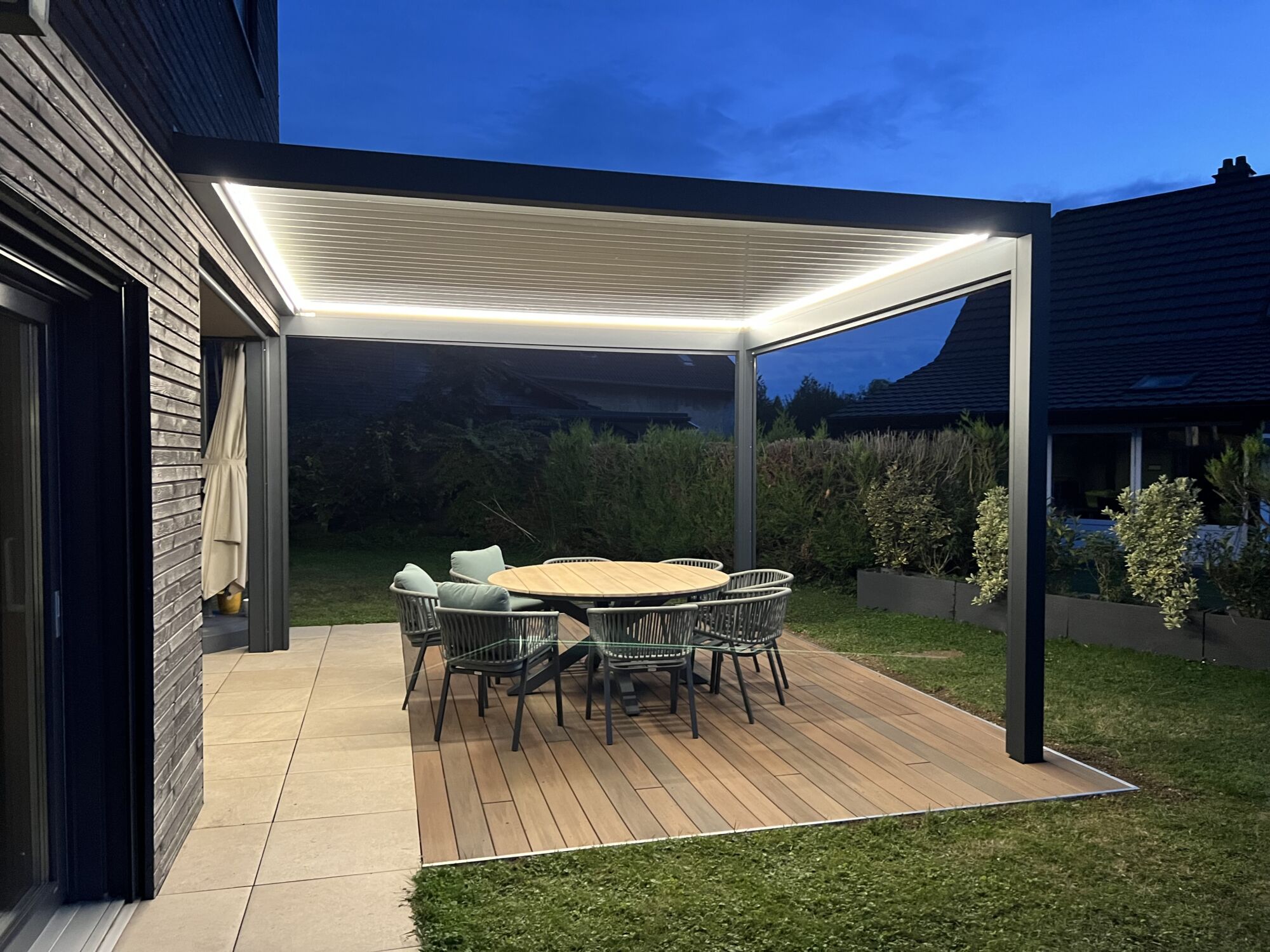 Installation d&#8217;une pergola bioclimatique moderne à Aspach, près d&#8217;Altkirch, par Baumann Conception Mulhouse